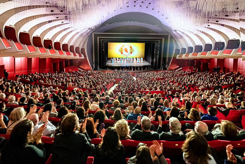 Shen Yun Global Ansambl u Teatro Regio Torino u Turinu (Torino), Italija, 9. siječnja. Ansambl je predstavio sedam rasprodanih predstava u Torinu od 9. do 14. siječnja. (The Epoch Times) 