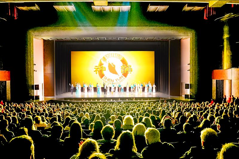 Shen Yun North America Ansambl nastupio je 9. siječnja u prepunoj dvorani Juanita K. Hammons Hall for the Performing Arts u Springfieldu, Missouri. (Epoch Times) 