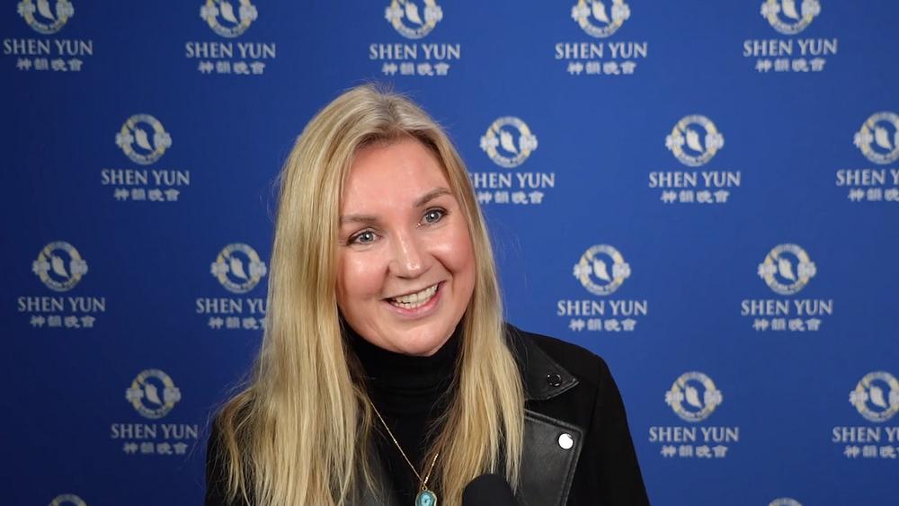 Miranda Tilbury na predstavi Shen Yun u Wokingu, Ujedinjeno Kraljevstvo, navečer 12. siječnja (NTD televizija) 
