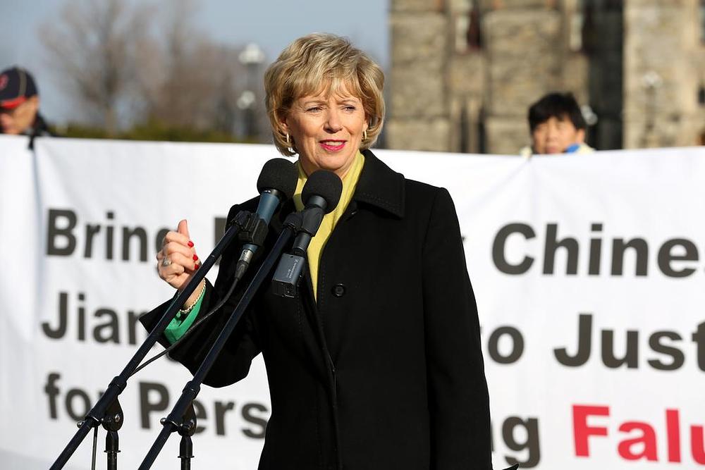 Judy Sgro, članica kanadskog parlamenta, prenosi podršku kanadskog premijera na skupu Falun Gonga 9. decembra, 2015. godine
