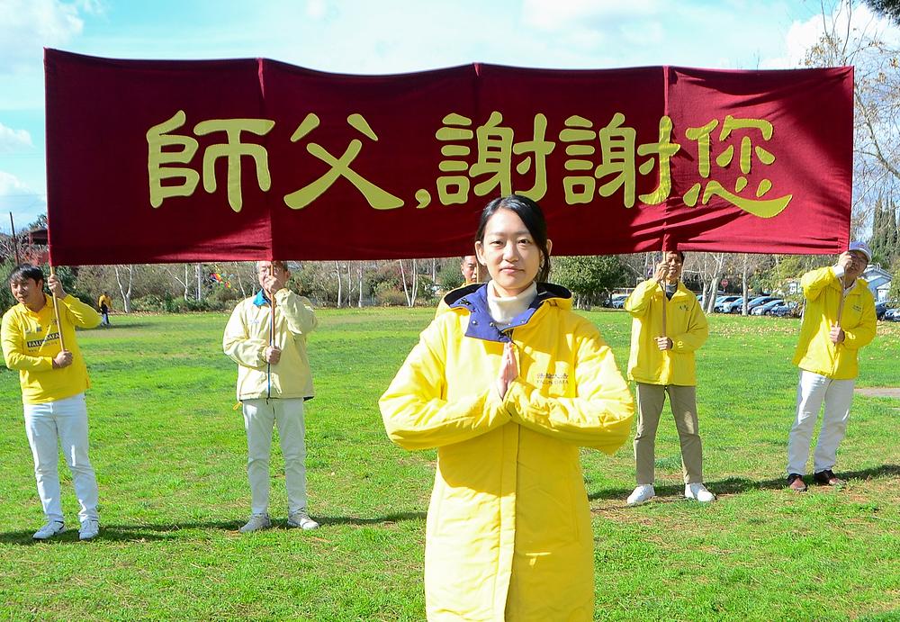  Tina Deng, koja je diplomirala ekonomiju na Univerzitetu Kalifornije u San Dijegu, želi učitelju Liju srećnu kinesku Novu godinu.
