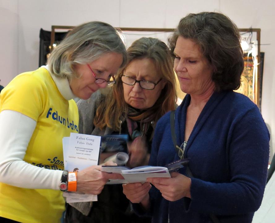 Praktikanti Falun Dafa objašnjavaju dobrobit prakticiranja posjetiocima sajma zdravlja. 