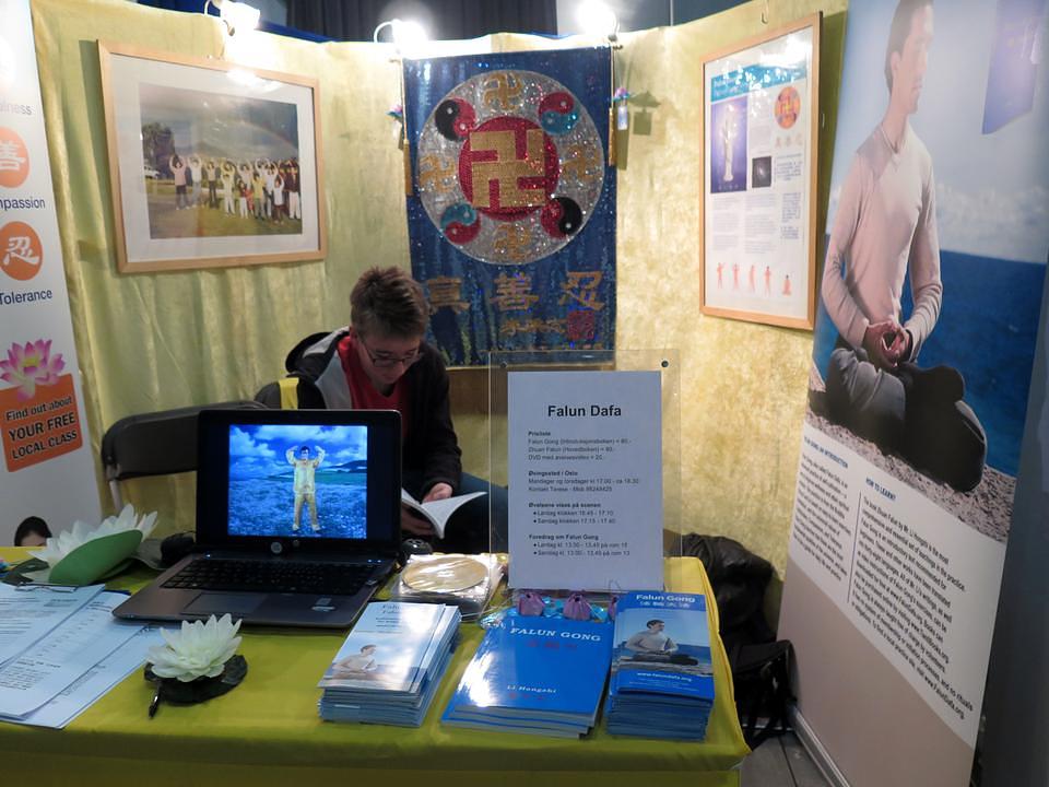 Magnus čita Falun Gong, uvodnu knjigu učenja Falun Dafa.