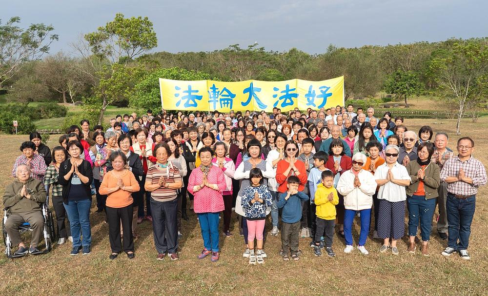 Falun Dafa praktikanti poželjeli su Učitelju sretnu Novu godinu.