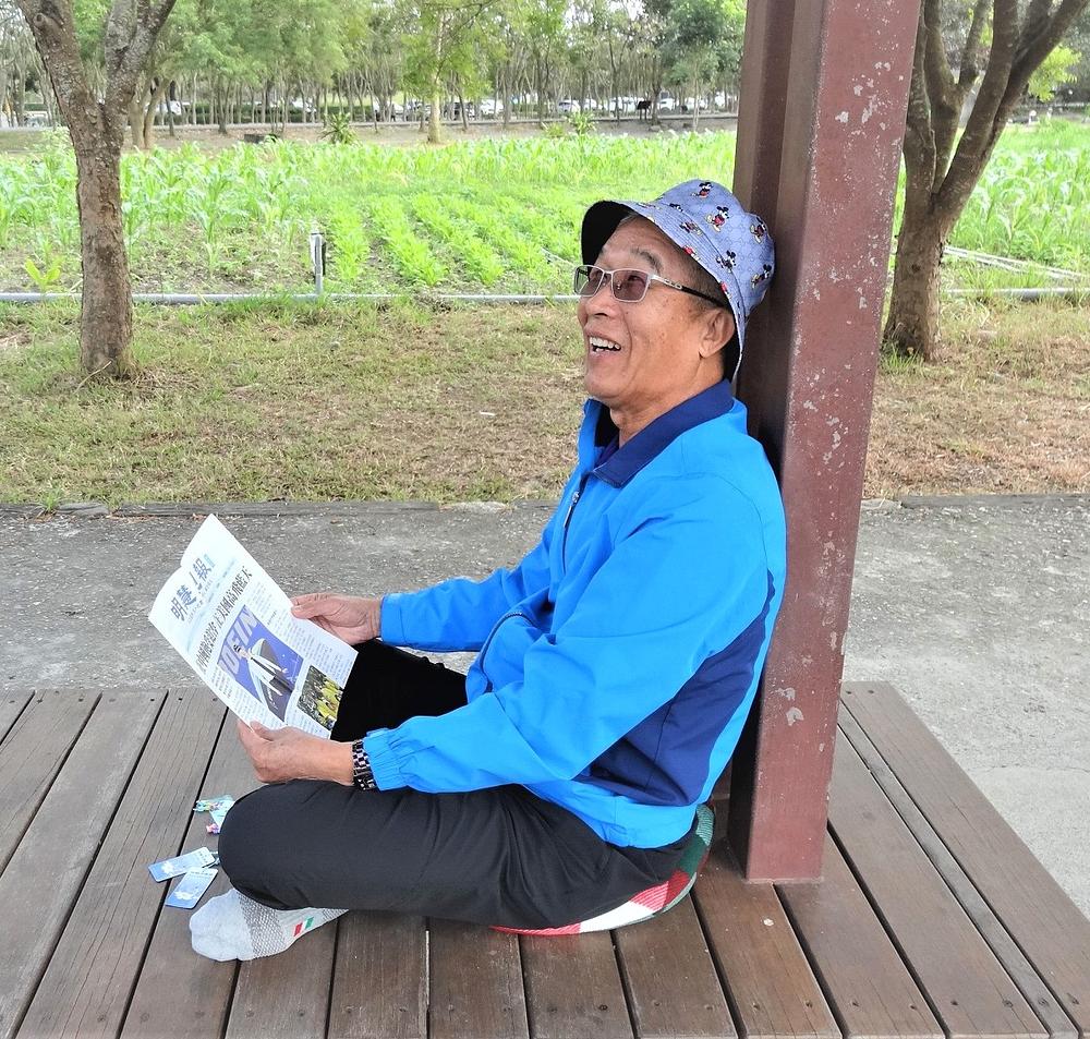 G. Li, iz grada Wandan, bio je sretan kada je dobio Minghui Weekly.