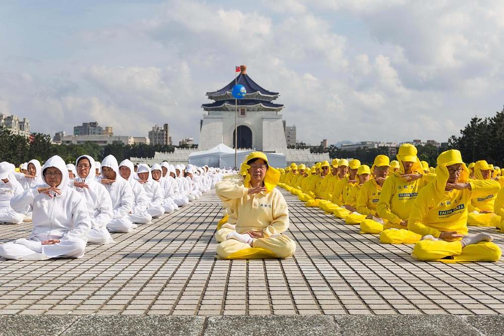 Tisuće Falun Gong praktikanata zajedno meditiraju na Trgu slobode.