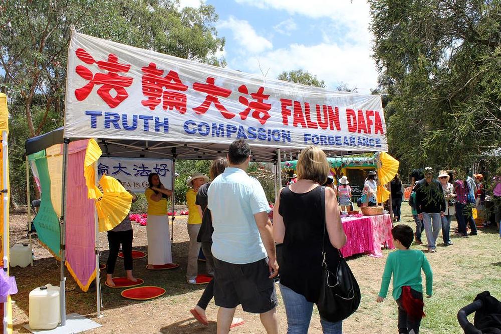 Falun Dafa praktikanti su učestvovali na  popularnom Rotary festivalu za 2015. godinu u gradu Elthamu. 