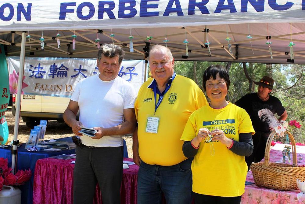 David McFarllane (u sredini slike), organizator Rotary festivalu za 2015. godinu u gradu Elthamu, veoma cijeni mogućnost da se Falun Dafa predstavi na festivalu.
