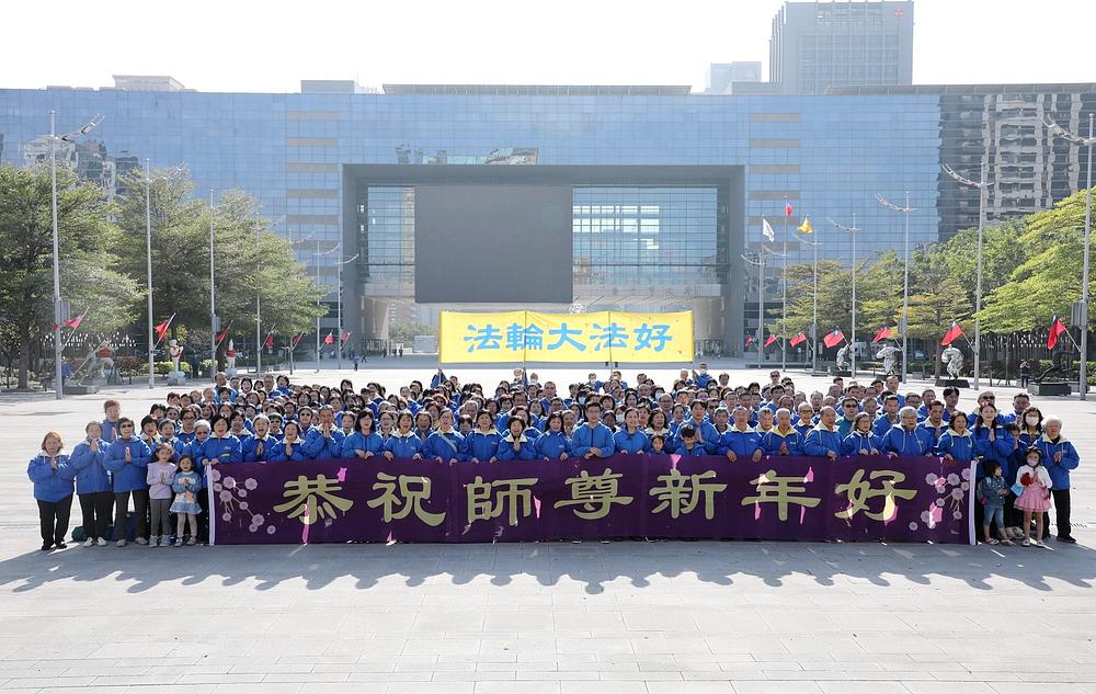 Falun Dafa praktikanti u Taichungu su 1. januara 2024. dočekali Novu godinu i zahvalili se njenom osnivaču, Učitelju Liju. 