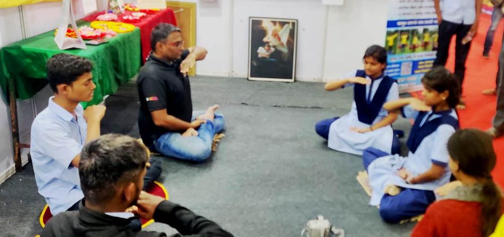 Mali razred djece oštećenog vida i sluha iz Ruia škole u Puneu uči Falun Dafa vježbe.