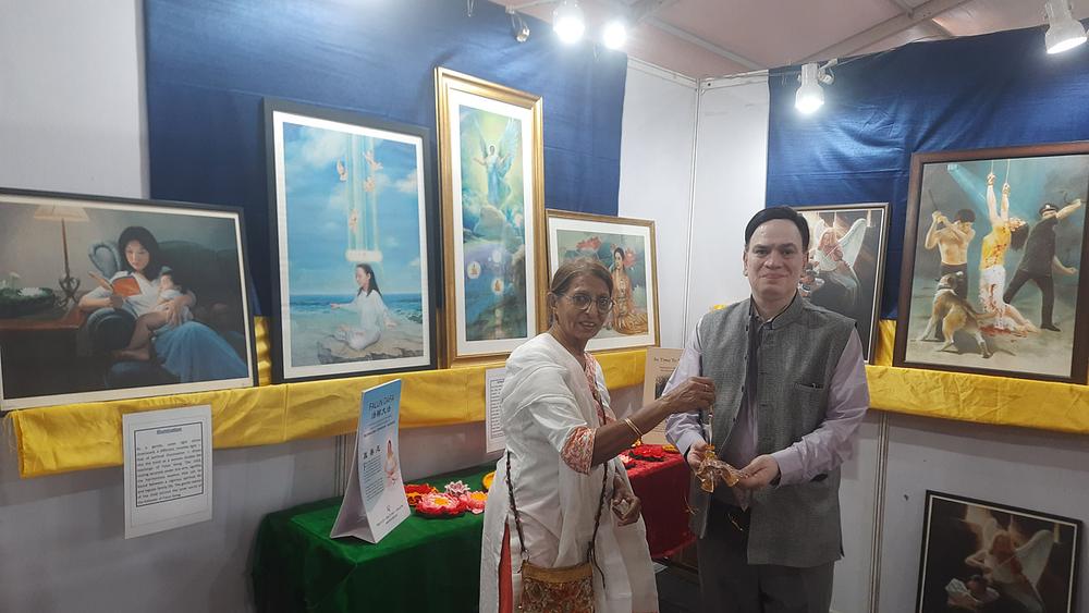 Gosp. Gupta (desno) je bio dirnut umjetničkim djelima na međunarodnoj izložbi The Art of Zhen Shan Ren, i rekao je da želi nabaviti jedno.