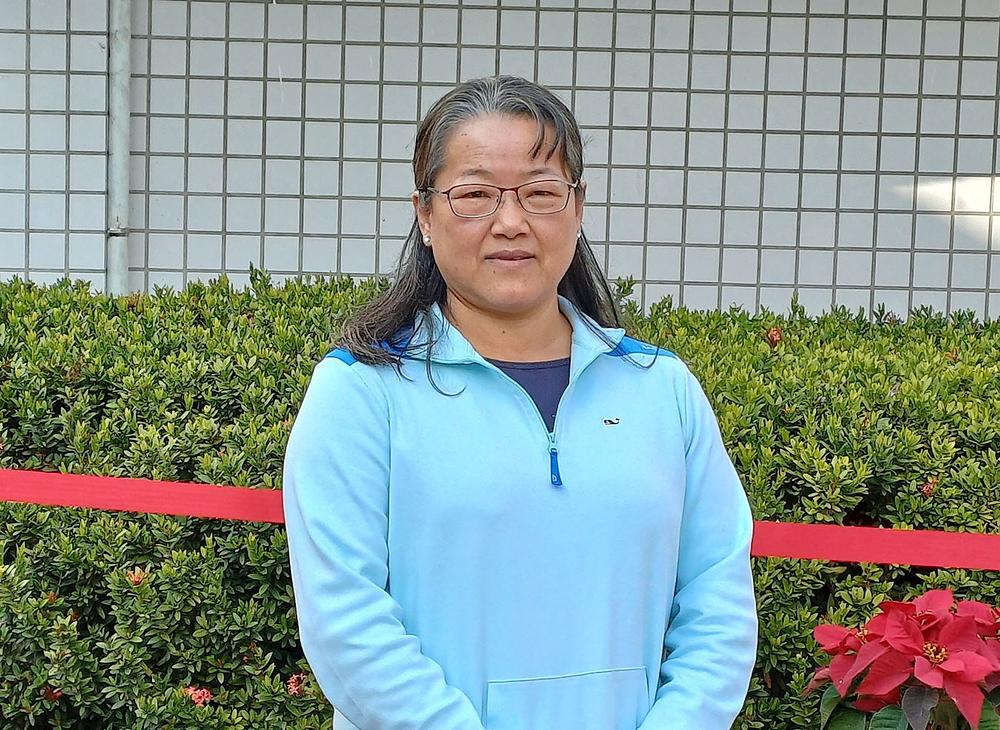 Mingfen je umirovljena učiteljica. 
