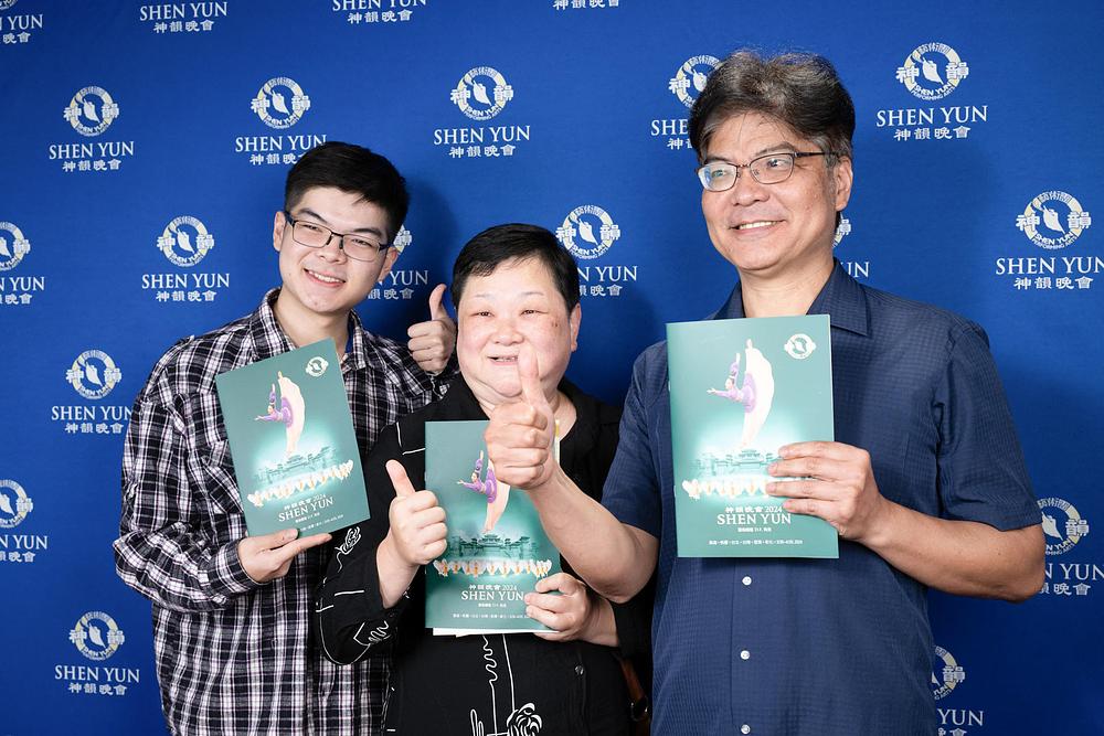 Cheng I-jen (prvi desno) i njegova obitelj na nastupu Shen Yuna u Taoyuanu 29. ožujka (Epoch Times)