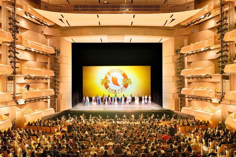 Shen Yun International Company u punom pozorištu u Four Seasons Centru za scenske umjetnosti u Torontu, Kanada, 7. aprila. Pozorišna trupa je izvela deset predstava u Torontu od 30. marta do 7. aprila. (The Epoch Times)