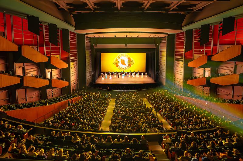 Shen Yun Touring Company je 6. aprila izvela dva nastupa pred punim dvoranama u dvorani Marion Oliver McCaw u Seattleu, Washington. Popodnevni nastup je bio rasprodat. Pozorišna trupa je imala sedam nastupa u Sijetlu od 3. do 7. aprila. (The Epoch Times)