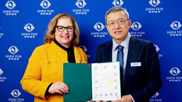 Članica parlamenta Anna Roberts je uručila nagradu Shen Yun Performing Arts u Four Seasons Centru za scenske umjetnosti u Torontu 4. aprila. (NTD Televizija)