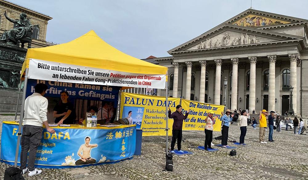 Falun Gong praktikanti u Njemačkoj održali su skup na trgu Max-Jeseph Platz ispred Münchenske rezidencije.