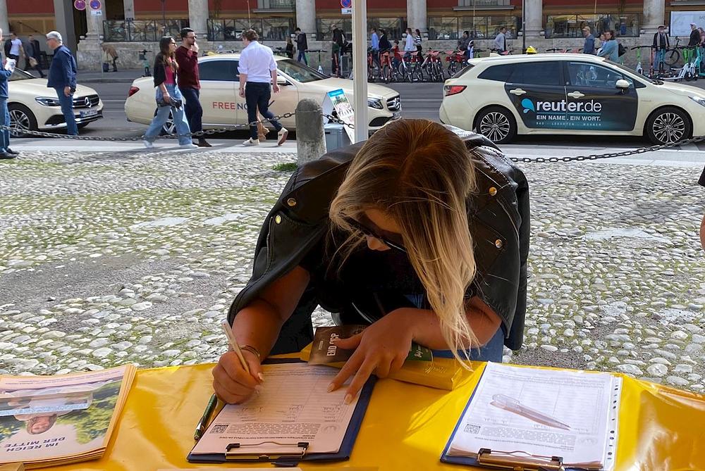 Prolaznici su potpisivali peticiju za podršku Falun Gong praktikantima u njihovim nastojanjima da okončaju progon u Kini.