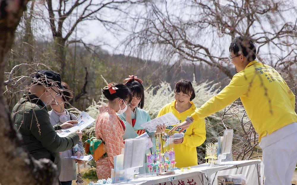 Praktikanti dijele Falun Dafa letke i pamflete posjetiocima tokom Festivala trešnjevog cvijeta 2024. godine.