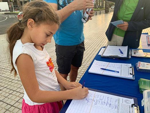 Djevojčica potpisuje peticiju.