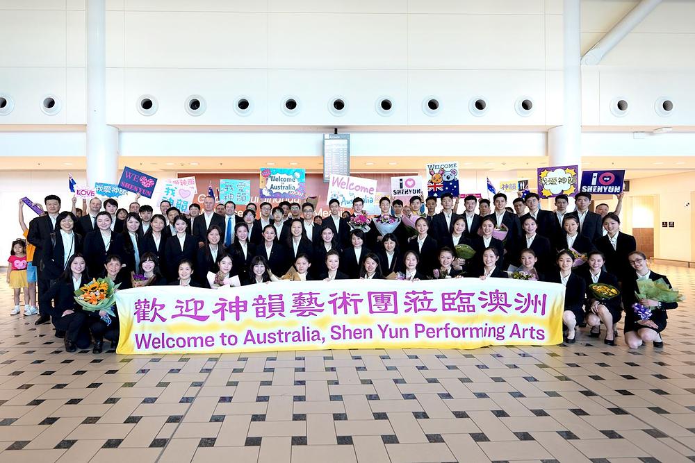 Pozorišna trupa Shen Yun New York je stigla na australski aerodrom Brizbejn 19. februara i obožavaoci su je srdačno dočekali. (The Epoch Times)