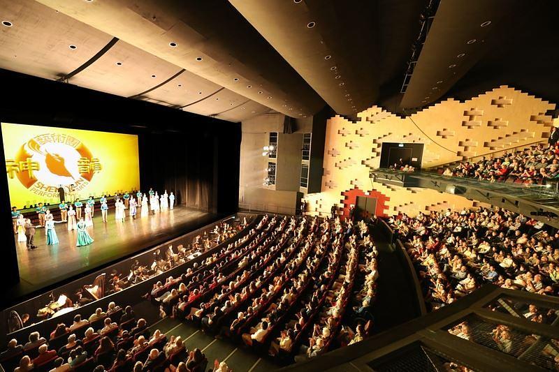  Shen Yun New York Company u rasprodanom pozorištu u Ulumbarra teatru u Bendigu, Australija, 3. marta. Pozorišna trupa je izvela četiri predstave u Bendigu od 1. do 3. marta, sve pred  prepunim dvoranama. (The Epoch Times)