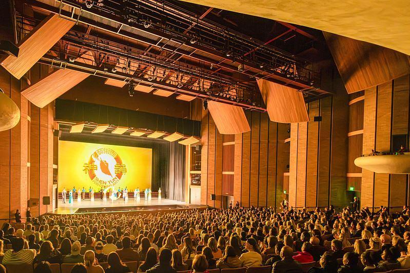 Shen Yun Touring Company u prepunom pozorištu Morrison centra za scenske umjetnosti u Boiseu, Idaho, uveče 2. marta. Pozorišna trupa je izvela tri predstava u Boiseu od 2. do 3. marta. (The Epoch Times) 