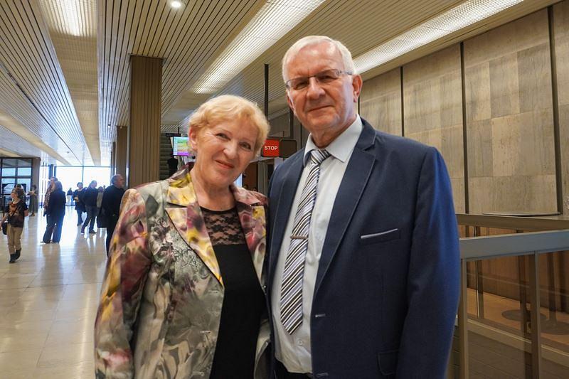 Zdeněk Schindler, suosnivač kompanije za metalski inženjering, i njegova supruga Marcela Schindlerova na predstavuu Shen Yun u Pragu 3. marta (The Epoch Times) 