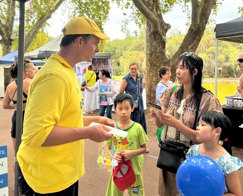 Praktikanti predstavljaju Falun Dafa i s ljudima razgovaraju o tekućem progonu u Kini.