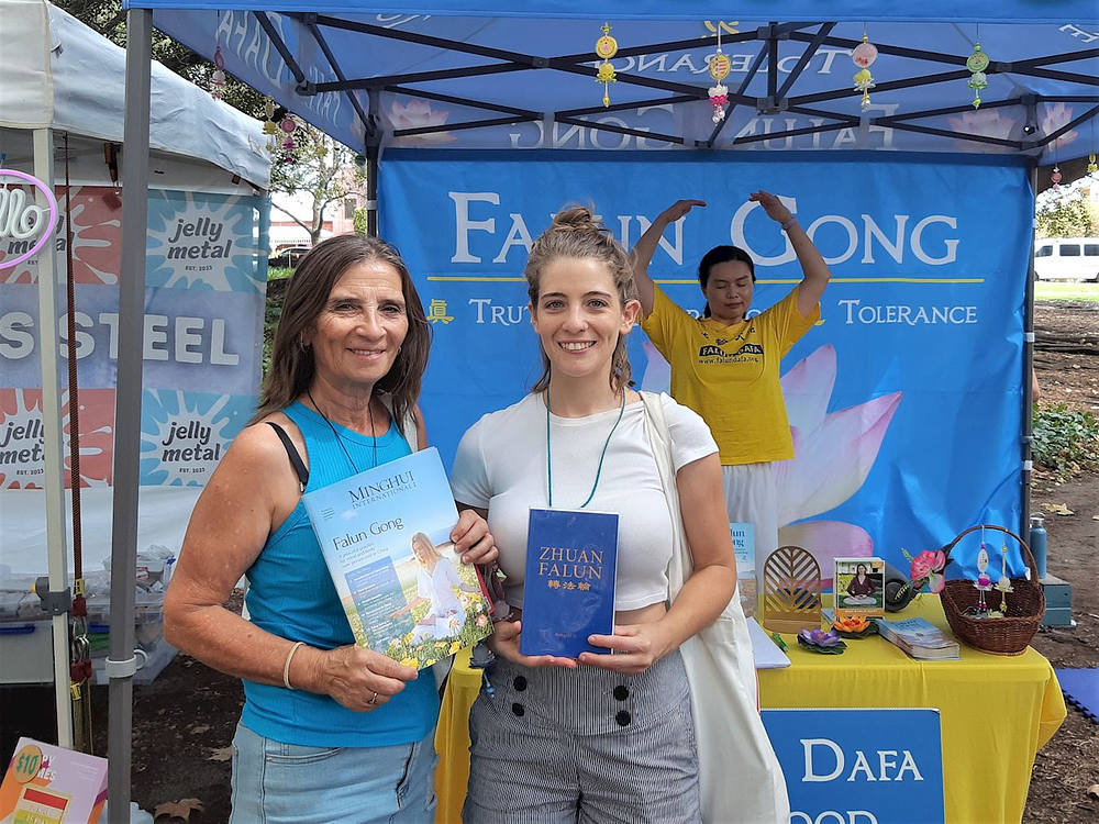 Kirstie Spano (desno) i njena majka Graziella Cusma posjećuju Falun Dafa štand.