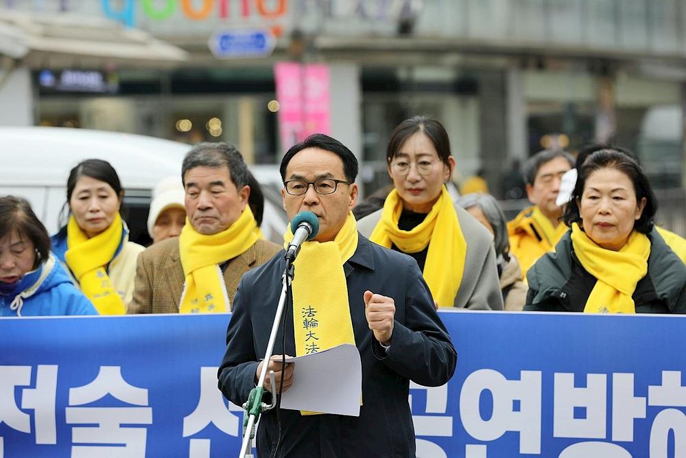 Dr. Wu Shilie, generalni sekretar Južnokorejske Falun Dafa asocijacije se obratio na konferenciji za novinare.
