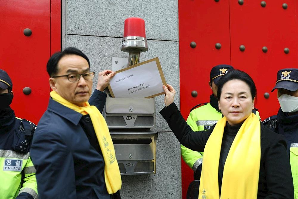 Predstavnici Južnokorejske Falun Dafa asocijacije dostavljaju pismo Ambasadi Kine.