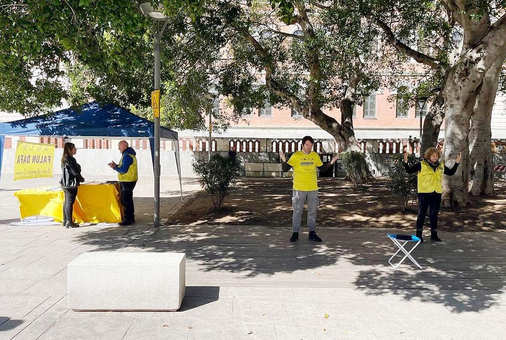  Praktikanti u Italiji predstavljaju Falun Gong u Kaljariju, glavnom gradu Sardinije, u Italiji.
