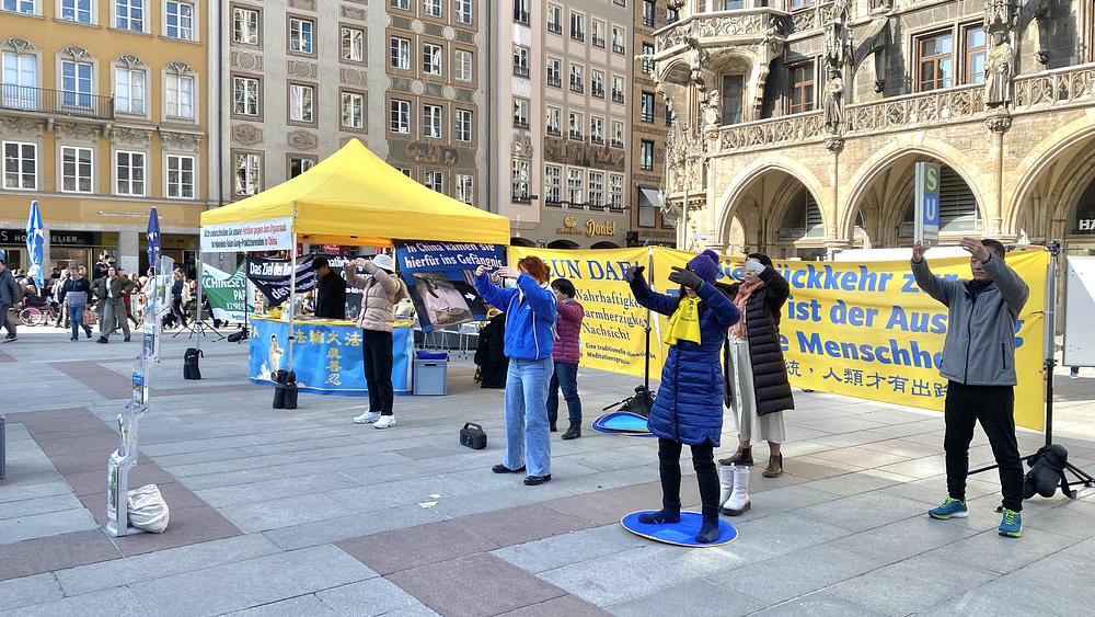  Praktikanti predstavljaju Falun Dafa na Marienplatzu 2. marta 2024.