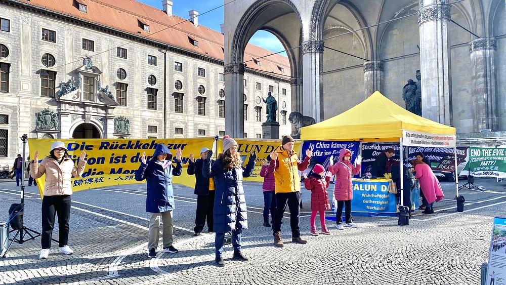  Praktikanti demonstriraju Falun Dafa vježbe na Odeonsplatzu 9. marta 2024.