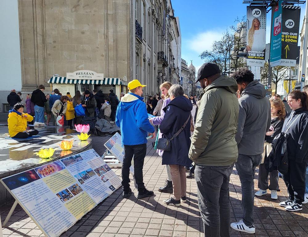 Falun Dafa praktikanti su održali informativni dan 23. marta 2024. u centru grada Antwerpena.