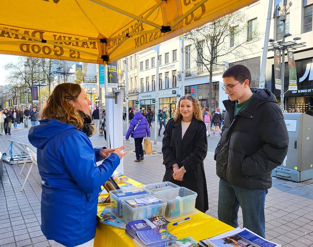 Praktikanti razgovaraju s ljudima o Falun Dafa.