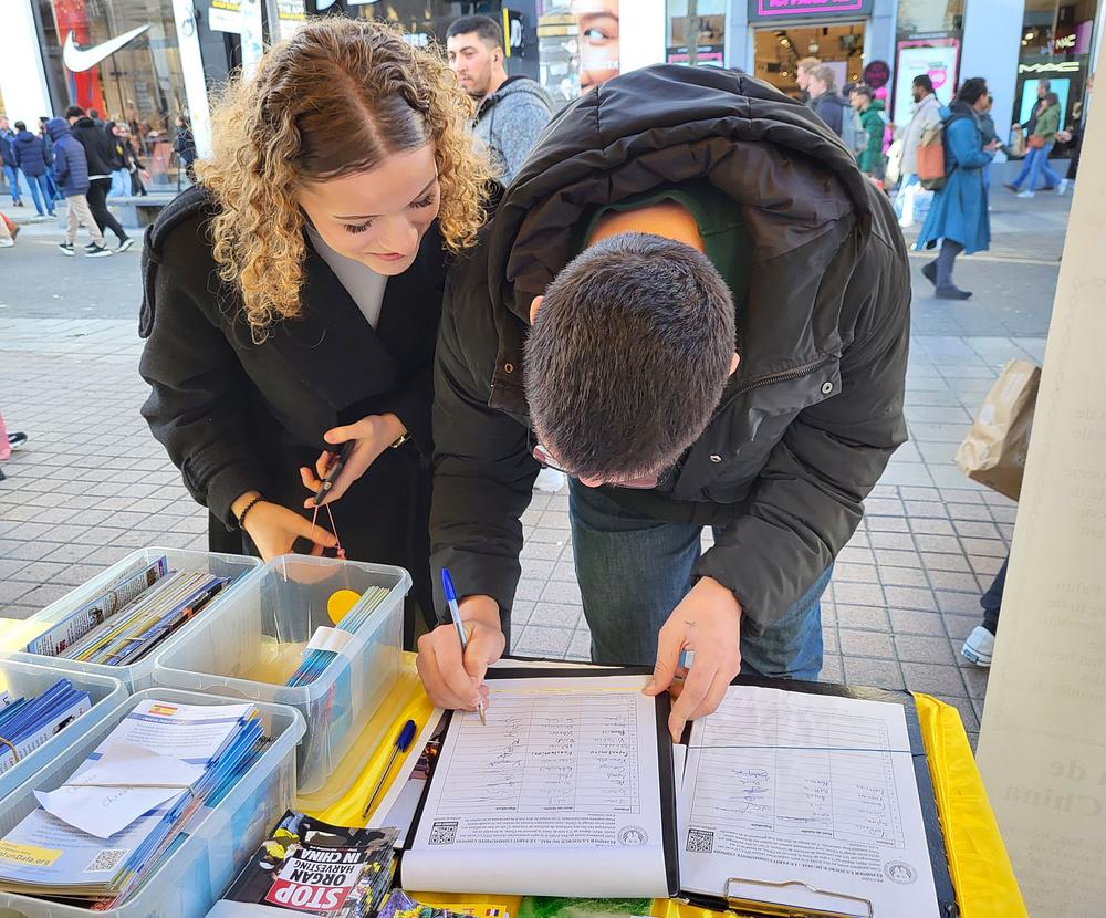 Ljudi potpisuju peticije u kojima se poziva na prekid progona u Kini.