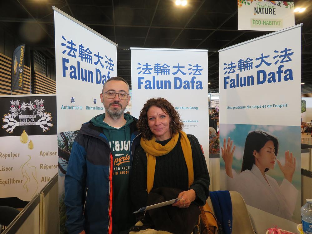 Laetitia i njen suprug su u subotu prisustvovali Falun Dafa predstavljanju.
 