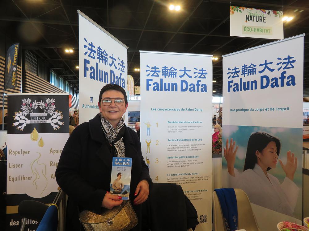 Karine se zaustavila kod Falun Dafa štanda. 