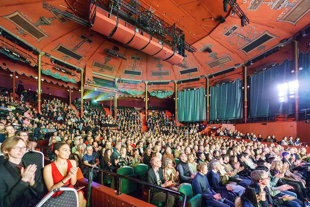Shen Yun World Company u prepunom pozorištu u Cirkus Areni u Štokholmu, Švedska, 28. marta. Pozorišna trupa je izvela pet predstava u Štokholmu od 27. do 30. marta. (The Epoch Times)