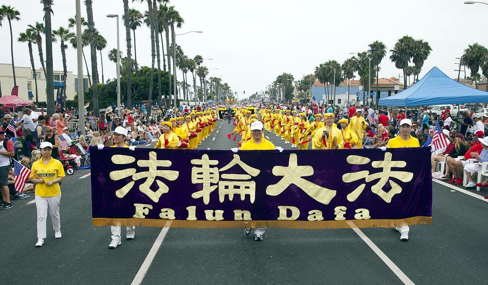 Praktikanti Falun Dafa na paradi dugoj 6.5 kilometara na Huntingtom plaži u Kaliforniji 4. jula 2015. godine.