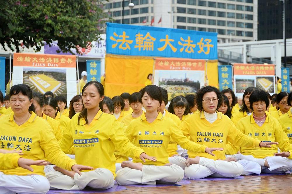 Falun Gong praktikanti su 16. siječnja formirali kineske znakove „Istinitost, Dobrodušnost, Tolerancija" na Trgu Edinburgh. Ovo je treći put da su praktikanti organizirali formiranje kineskih znakova u Hong Kongu; prvi puta su to učinili u siječnju 2001. godine.