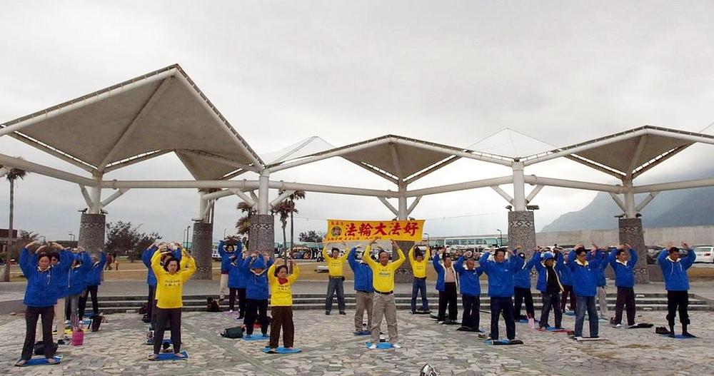 Praktikanti Falun Gonga izvode meditaciju u stojećem položaju na plaži Chishingtan 28. februara 2016. godine.