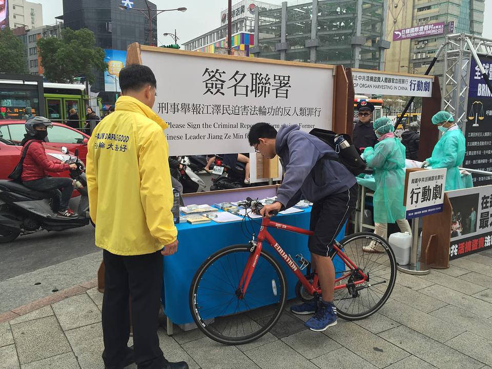 Biciklista se zaustavio kako bi potpisao peticiju.