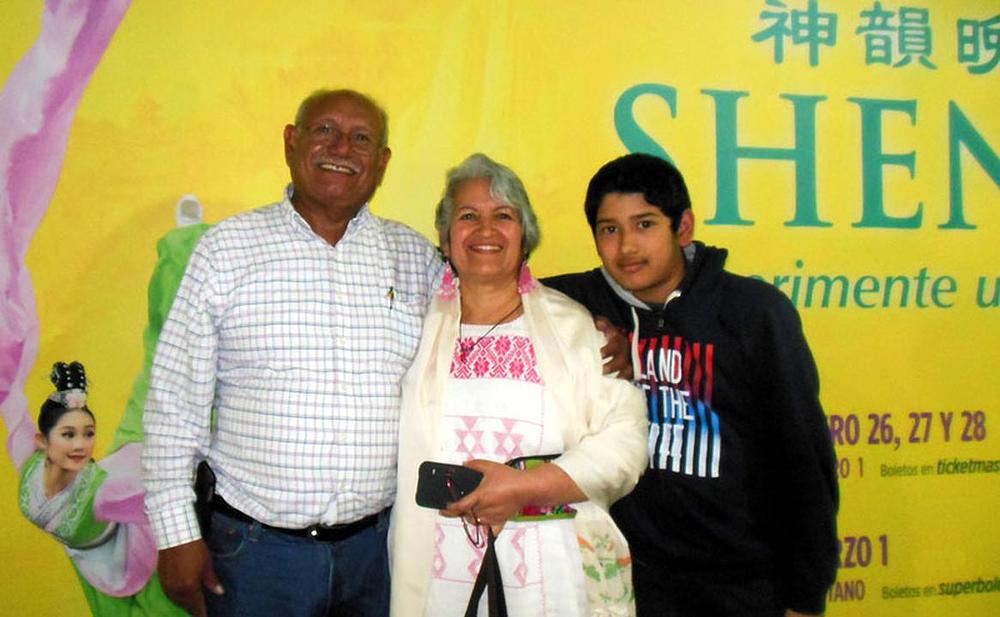 Bivši zamjenik saveznog dužnosnika Jose Antonio Leon Mendivil sa svojom obitelji nakon predstave u Centro Cultural Teatro u Meksiko cityu