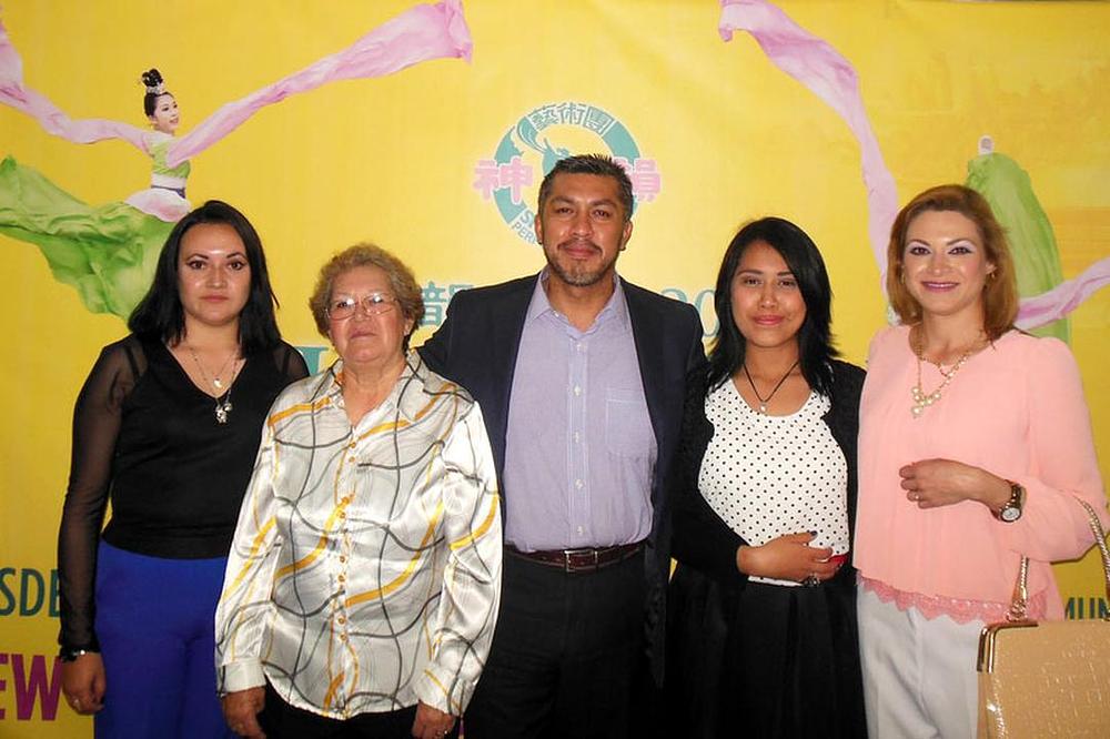 Gustavo Pizano (u sredini), pomoćni manager meksičke radio postaje Grupo Formula, s svojom obitelji (slijeva na desno) Tracy, Celia, Belen, i Belem