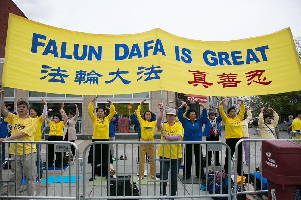  Praktikanti Falun Gonga na aktivnostima ispred hotela Omni Shoreham, za vrijeme samita o nuklearnoj sigurnosti u Washingtonu