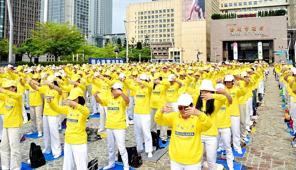 Više se od 1.000 praktikanata se pridružilo grupnom vježbanju u Taipeiju, 24. aprila 2016. godine.