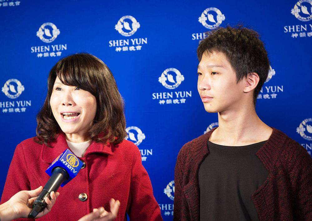 Direktorica odsjeka za kineski jezik na <span>Kun Shan</span> univerzitetu, Wang Youhan, i njen sin, Wang Xi na predstavi Shen Yuna u Kaohsiungu